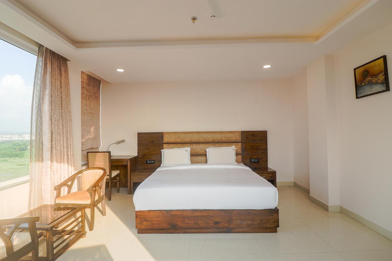 Fabhotel Mid Town Grand Панчкула Экстерьер фото