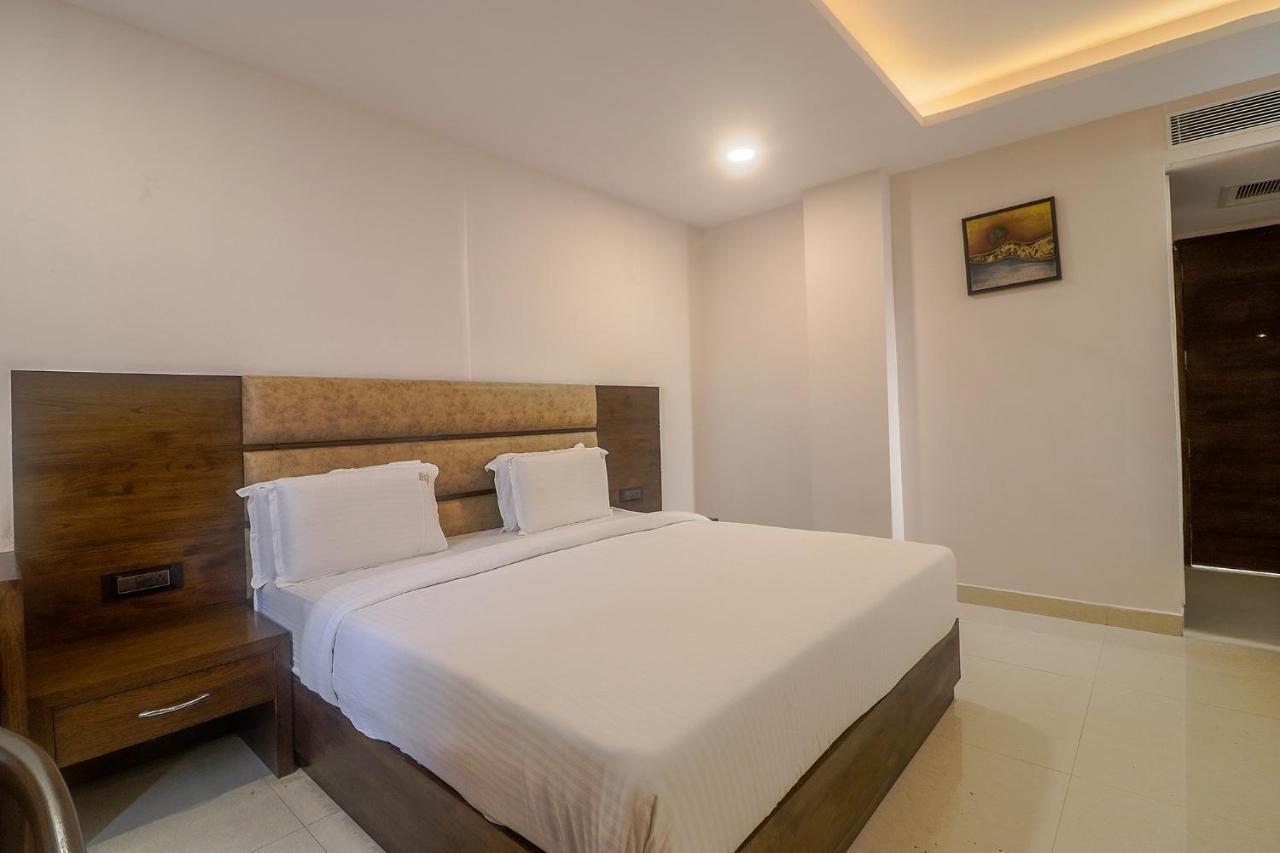 Fabhotel Mid Town Grand Панчкула Экстерьер фото