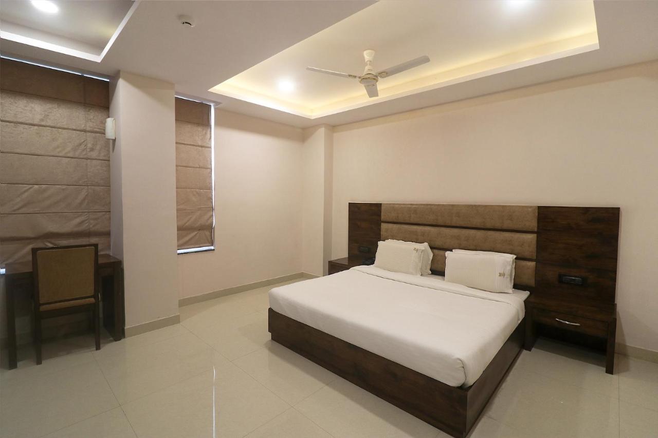 Fabhotel Mid Town Grand Панчкула Экстерьер фото
