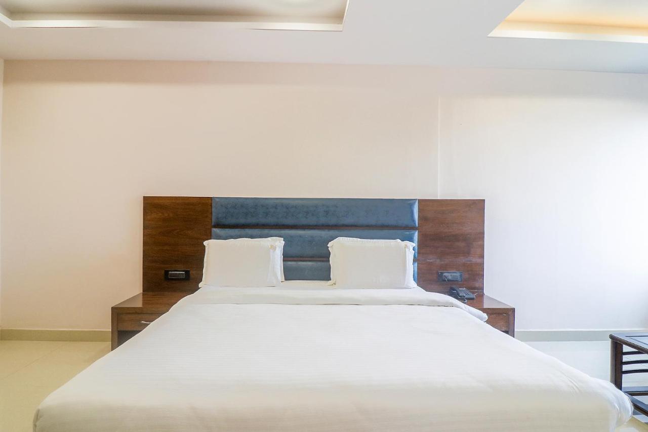 Fabhotel Mid Town Grand Панчкула Экстерьер фото